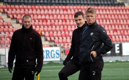 Anton Westerlund tillhör ÖSKs spetsgrupp och tränar alltså med A-truppen. Här med Shpetim Hasani och Peter Samuelsson.