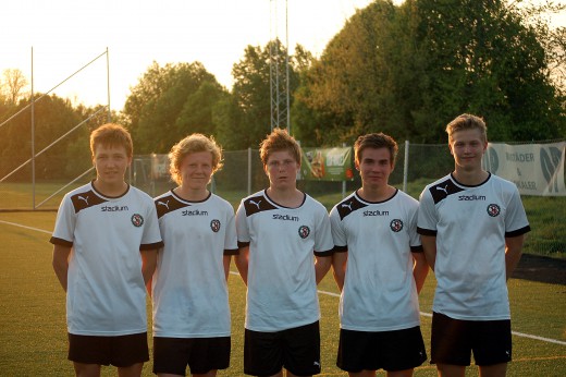 Fem nöjda målskyttar efter segern mot Karlslund: Hampus Lind, Tobias Söderman, Konrad Gustafsson, Emil Helander och TIm Bergström.