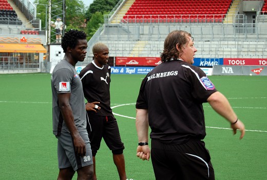 Henri Belle med kompisen Eric Bassombeng och talangtruppens tränare Håkan Juhlin.