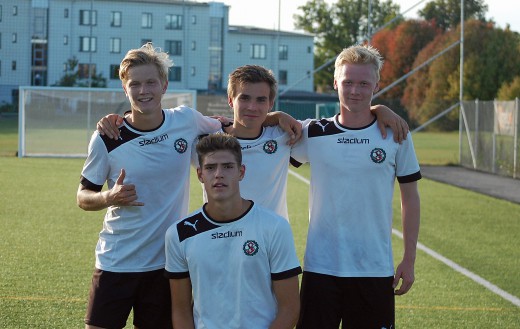 Målgörare mot Carlstad United: Tim Bergström, fyramålsskytten Emil Helander, William Gunnarsson och på knär framför dem Köpingförvärvet Adam Wall.