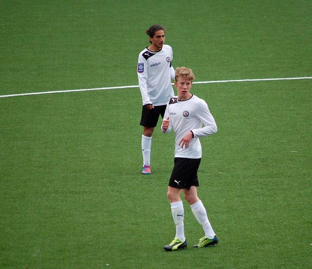 Jonathan Lundberg gjorde ÖSKs första mål efter en fin individuell prestation i matchen mot IFK Norrköping. I bakgrunden Mirza Turan.