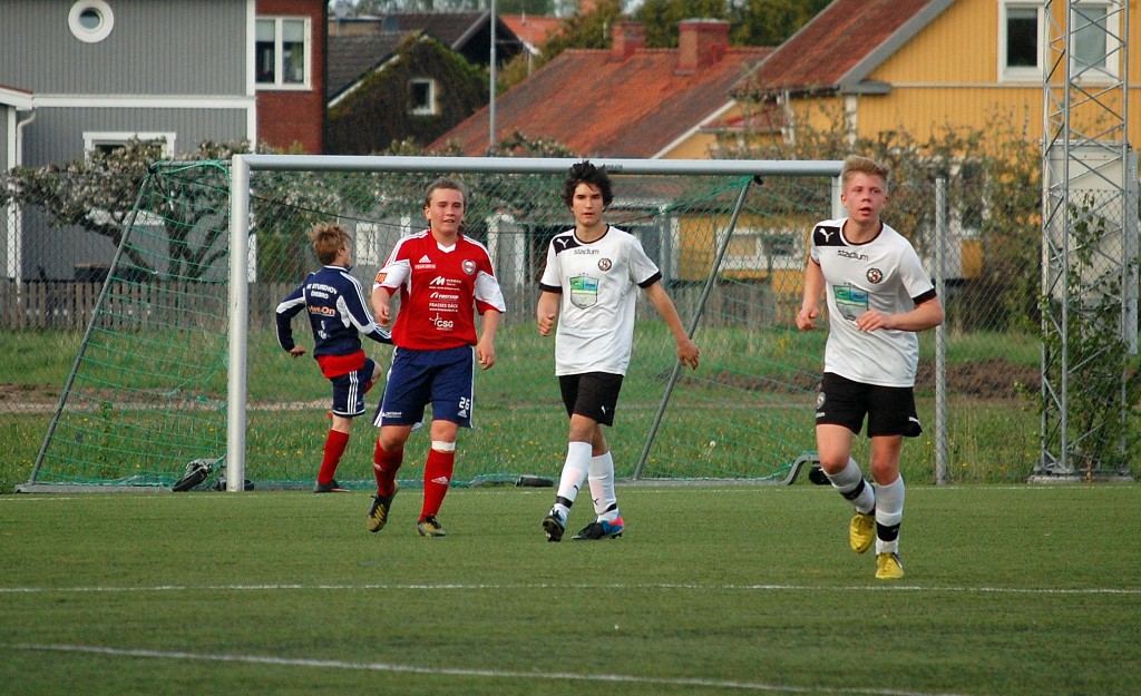 Almin Masic (centralt) blev matchvinnare för ÖSK med sina två mål. Här tillsammans med Emil Trobäck.