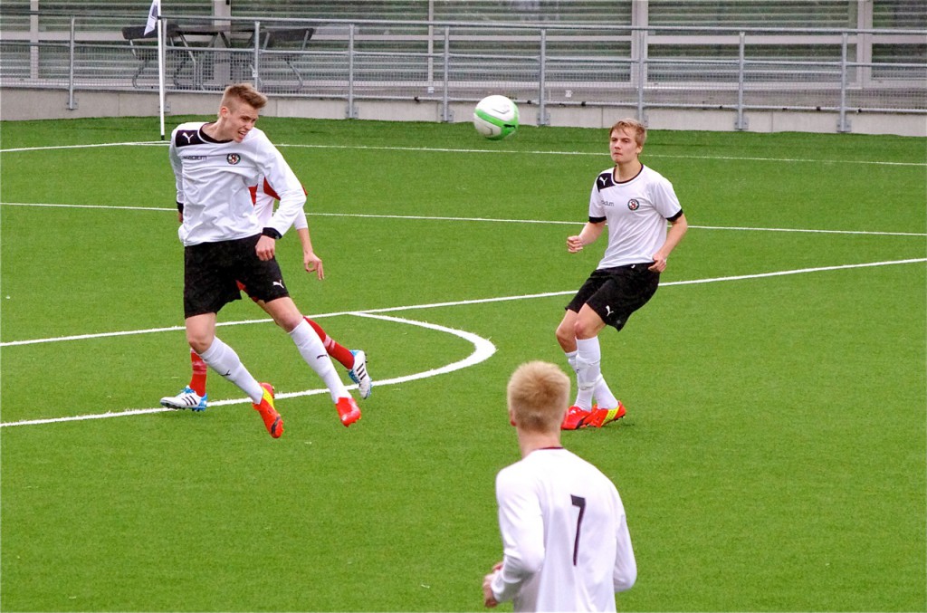 ÖSKs mittbackar Carl Ekstrand Hamrén och Oskar Ålgars hade en minst sagt händelserik dag på jobbet. (Foto: Peter Fardelin från U19-matchen mot Älvsjö)