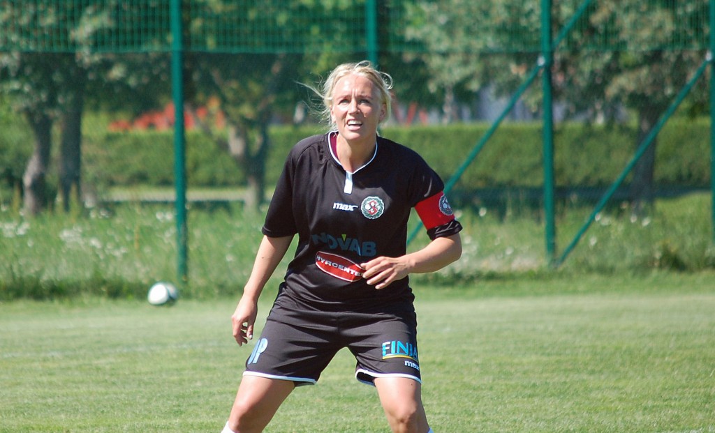 Kapten Ståhlberg reser till Västerås för att hämta hem tre friska poäng i kvällens toppmatch i damettan.