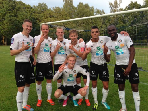 ÖSKs officiella målgörarrfoto efter DM-matchen mot Skölersta IF. Saknas på fotot gör tvåmålsskytten Mohammed Saeid, som enligt uppgift fastnade i duschen.