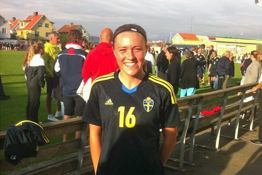 En glad Freja Olofsson efter 5-1 sgern över England och givetvis även över sitt första landslagsmål.