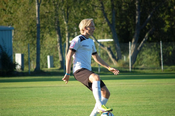 Mikael Loön fick jobba hårt på det centrala mittfältet då ÖSKs juniorer mötte IK Sturehov i en DM-semifinal.