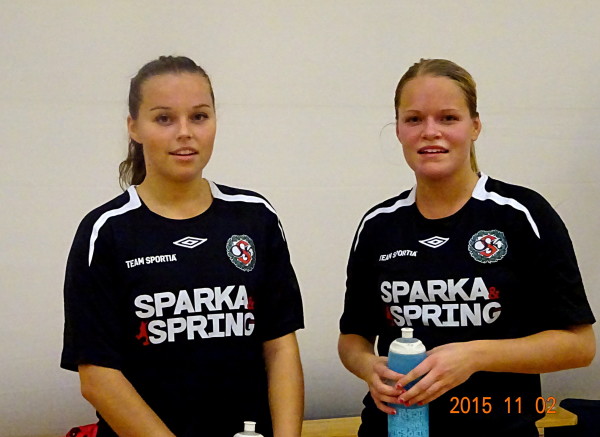 Caroline och Josefine Zaandén ser rätt nöjda (och lite trötta) ut efter att ha vunnit sin första match för ÖSK Söder.