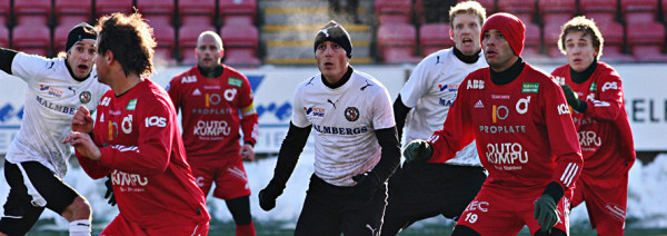 Bilden är från år 2006 då ÖSK mötte Degerfors i en träningsmatch i mitten av februari. Till vänster är det Mirza Jelecak och till höger Sebastian Henriksson. Av degerforsarna känns Henrik berger igen.