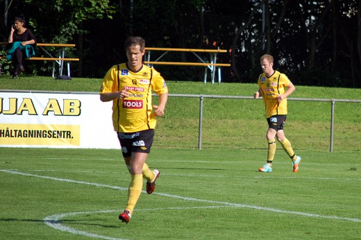 Olika vägval: Från medspelare till motståndare. Stellan Carlsson går till Örgryte och Kristoffer Näfver till Motala AIF - båda klubbarna spelar i Div 1 Södra.