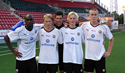Kalle Holmbergs ÖSK-karriär började som en från Karlslunds IF inlånad spelare i ÖSK Ungdom. Här på ett målgörarfoto från år 2009 tillsammans med Boris Lumbana, Adam Botvidsson, Peter Rosendal, Kalle Holmberg och Adam Eriksson.
