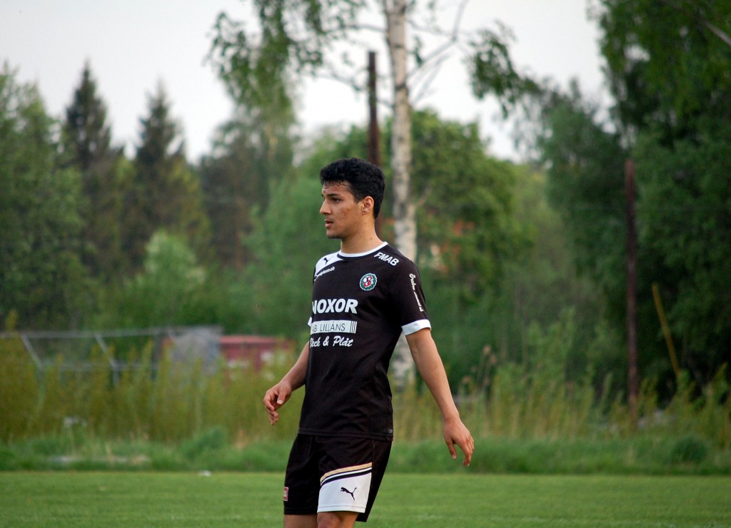 Hamid Sadid i ÖSK Söders klubbdress i en DM-match på Öfvre IP i maj 2012.