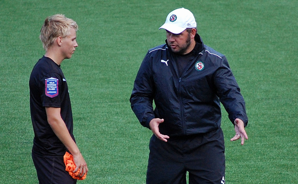 Alexander Axén instruerar Sebastian Ring under en träning hos ÖSK (augusti 2013).