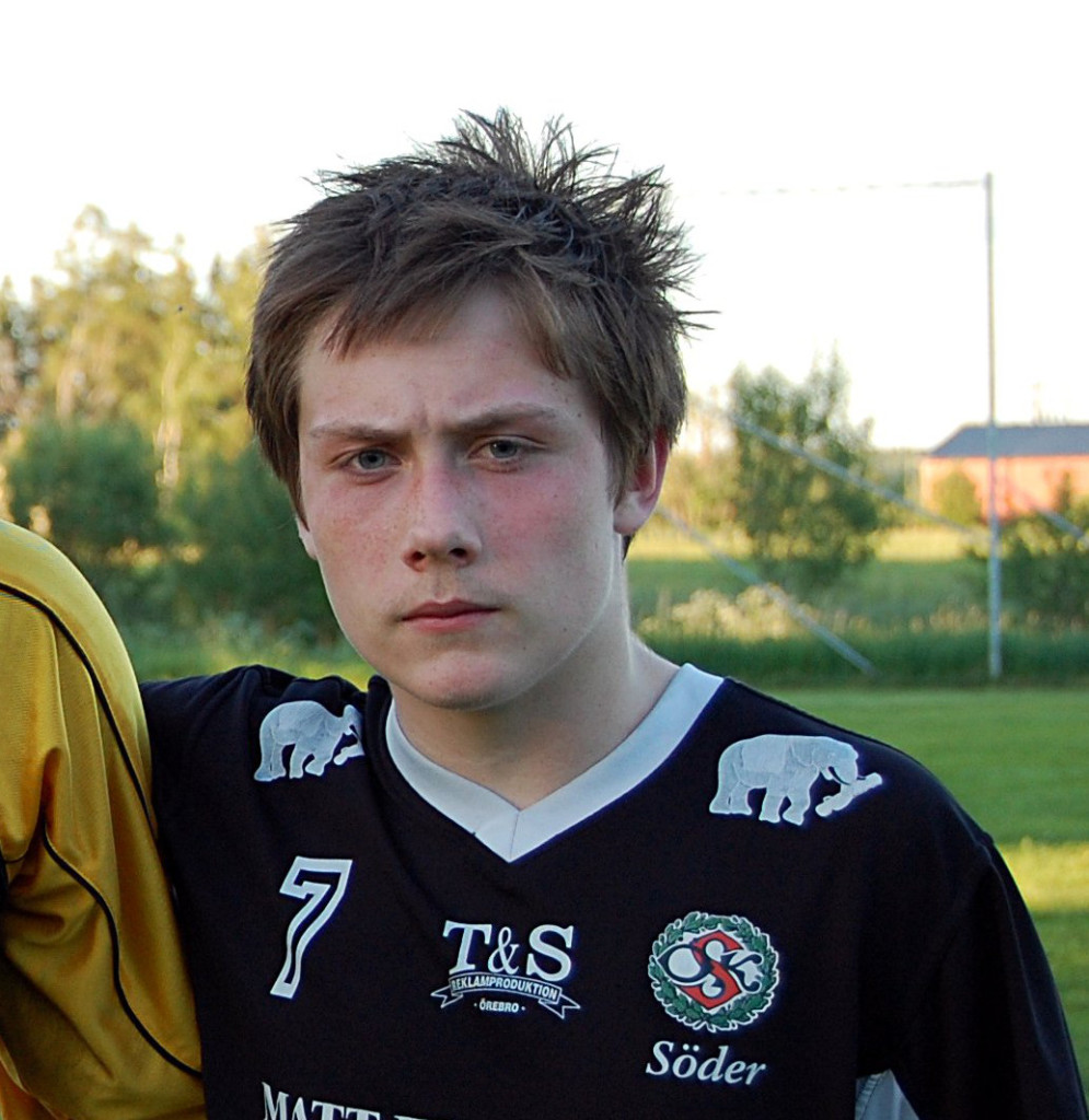 Kevin Larsson i ÖSK Söders klubbdress (2010).