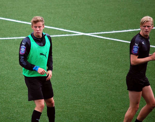 ÖSKs två tremålsskyttar i U21-matchen mot Åtvidaberg. Jonathan Lundberg och på väg ut ur bilden Kalle Holmberg.