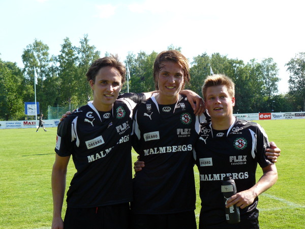 Marcus Astvald på ett målgörarfoto från juni 2008 (bortaseger mot IFK Kumla med 2-0). Tillsammans med Paul Munster och Philip Öhlund.