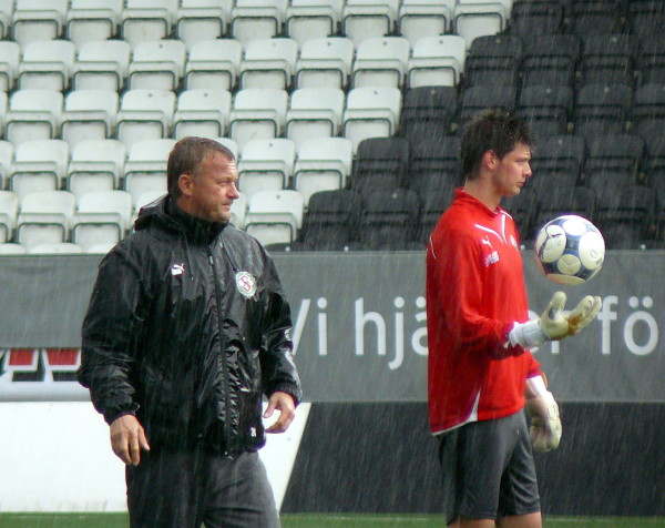 En regning majdag år 2009. Peter Rosendal tränar under överinseende av Lasse Zetterström.