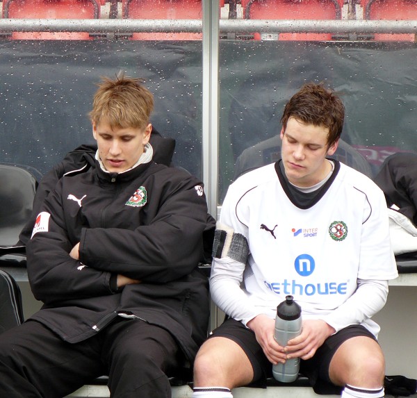 Gustav Källberg på bänken tillsammans med en väl påpälsad Daniel Björnqvist (2010)