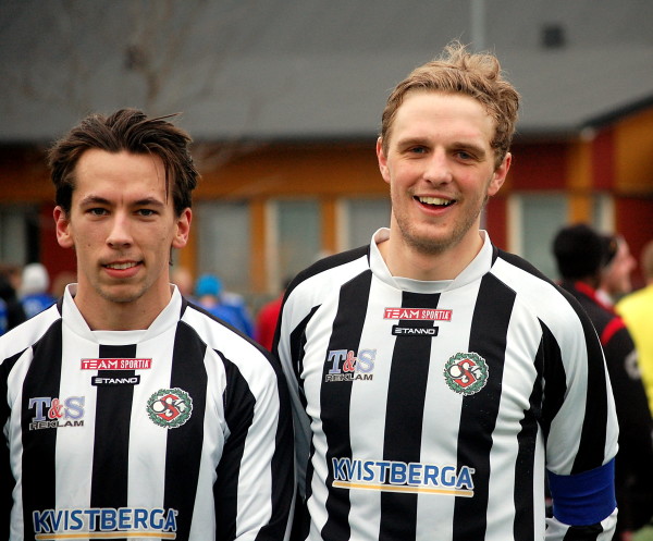 Ett målgörarfoto trodde jag innan det visade sig att Mikael Remnefors "bara" var framspelare till Fredrik Jonssons mål.  Eric Kvarnström  (till höger) gjorde två och var dessutom lagkapten och matchens lirare.