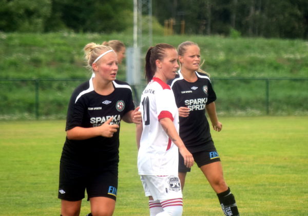 Klara Thorsén och Josefine Zandén har koll på Telges duktiga Jessica Nordling.