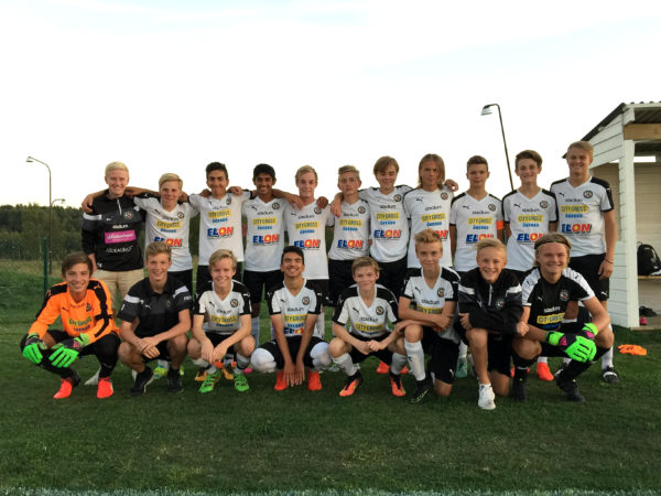 U14: Glada seriesegrare efter vinstmatchen mot Karlslunds IF.