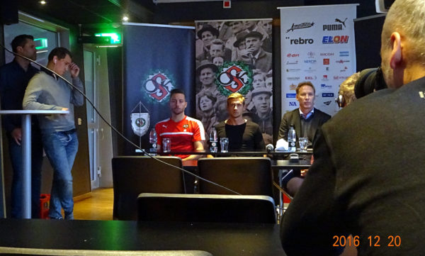 Filip Rogic presenteras som ÖSK-spelare på dagens presskonferens.